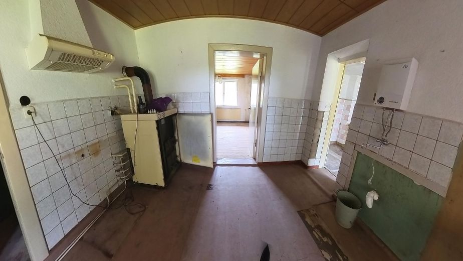 12 Zimmer | 164 m² | Doppelhaushälfte mit Entwicklungspotenzial nahe der Müritz- provisionsfrei – Küche EG zum Flur & Wohnzimmer