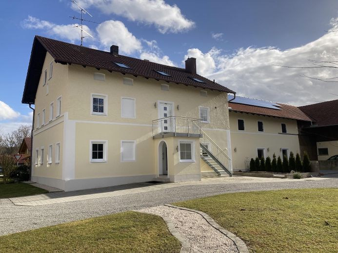 Hausansicht mit Außentreppe   