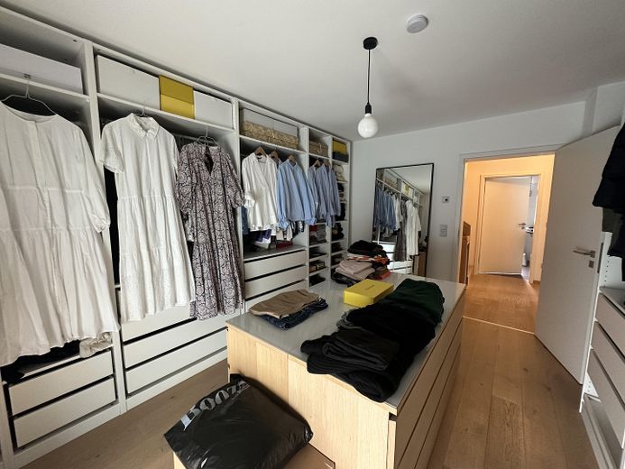Near Simmerleinplatz: As-new, bright XXL semi-detached house, upscale features, KFW70 standard, with fitted kitchen – OG Ankleide