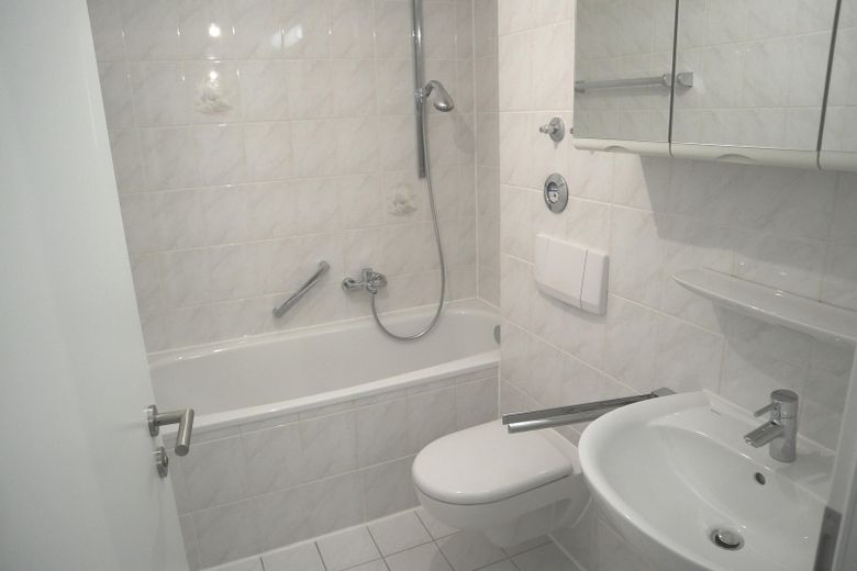 Provisionsfrei: 3 Zimmer Maisonette Gartenwohnung - 79 m² Nutzfläche in guter Lage – Badezimmer