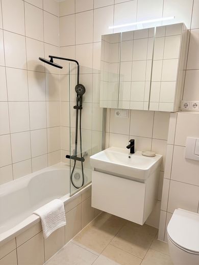 Moderne, zentrale 2-Zimmer-Wohnung mit Balkon, Aufzug & EBK – direkt am Bahnhof - ab 01.10.26 frei – Bad