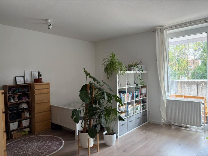 Helle 1-Zimmer-Wohnung mit großem Balkon, Einbauküche & Stellplatz in zentraler Lage – Schlafbereich