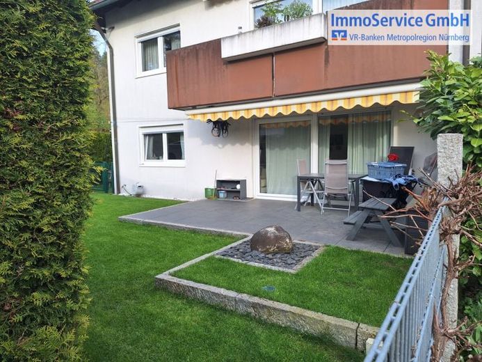 Kapitalanlage mit Gartenidylle – Vermietete, top sanierte 3-Zimmer-Erdgeschosswohnung mit Garage – Foto 1