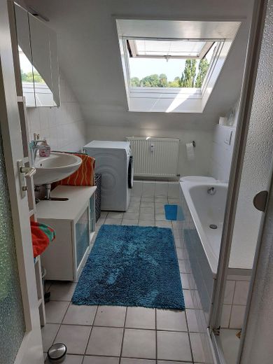 Dicht bij de stad, maar toch midden in het groen: lichte, rustige 3-kamerwoning – Bad