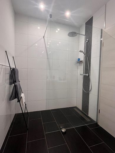 Außergewöhnliche Wohnung mit Geschichte – modern, barrierefrei und mitten in Saarbrücken – Badezimmer