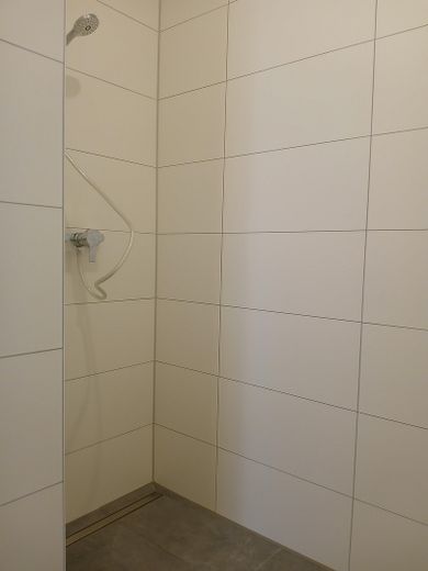غرفة مشرقة في شقة مشتركة من 3 أشخاص مع مطبخ مدمج جديد وتراس – Dusche im Band