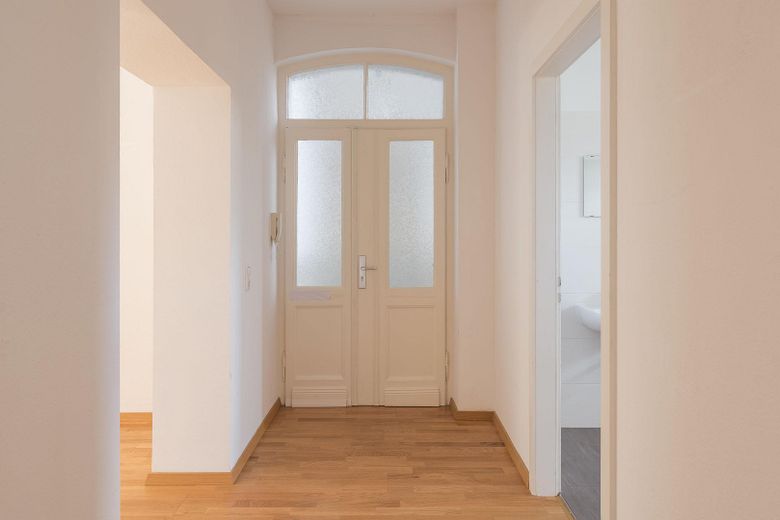 Élégant et paisible au cœur de Wiesbaden : spacieux appartement ancien avec quatre balcons – Flur