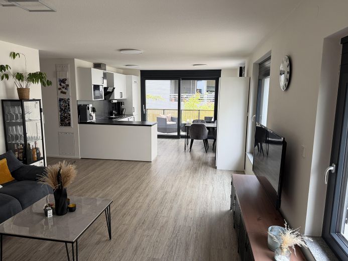 Appartement lumineux de 3 pièces avec balcon dans le quartier Steingau – Kirchheim unter Teck – Wohn- und Esszimmer