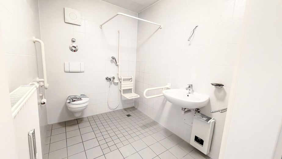 Vita assistita con terrazza sul tetto: vista panoramica sulla Stadtwald, pronta per essere abitata e senza provvigione – Bad mit bodengleicher Dusche