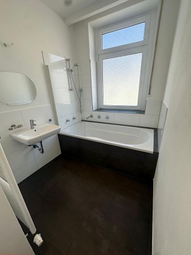Frisch renovierte, helle 3 - Zimmer Wohnung in ruhigem Haus direkt an den Barmer Anlagen – Bad 