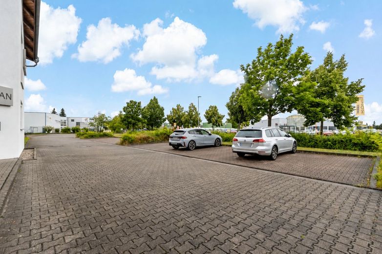Amplia superficie de oficinas y comercial en Merseburg - ¡aprox. 834 m² divisible en alquiler! – Parkplätze