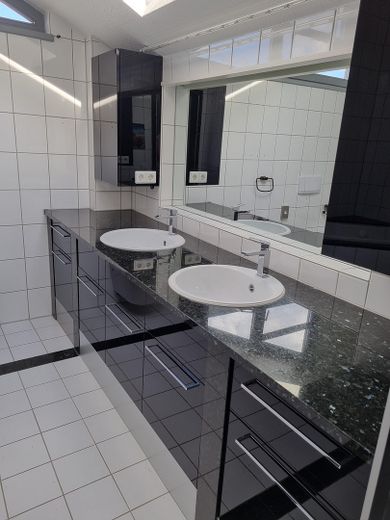 Habiter et travailler de manière représentative à un niveau élevé // avec licence commerciale ou activité libérale – Badezimmer