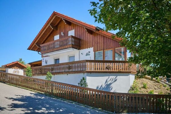 Sogno per famiglie con appartamento indipendente: 224,44m² di felicità abitativa, giardino soleggiato e impianto fotovoltaico a Landau