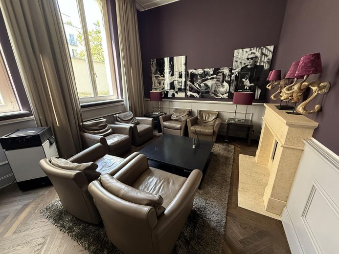 Luxuriöse, moderne 5-Zimmer Maisonette Wohnung mit TG-Stellplatz und Balkon in Südwest-Lage – Raucher-Lounge_Gemein.-EG