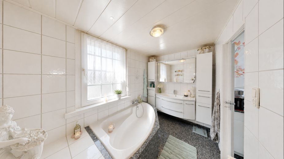 Familienhaus mit 162 m², Wintergarten und Garten in zentraler Lage von Burg bei Magdeburg – Badezimmer