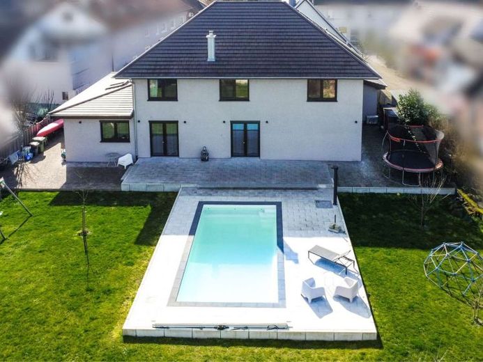 Moderne Familienvilla mit Pool, 1.150 m² Grundstück & Privatsphäre – Foto 1
