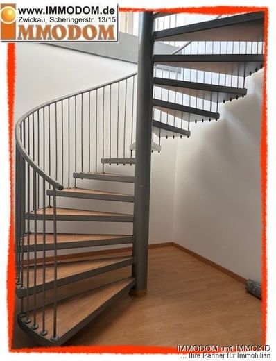 2-Zimmer-Dachgeschoss-Maisonetten-Wohnung mit BALKON und EINBAUKÜCHE mitten im Herzen von Zwickau – Wendeltreppe