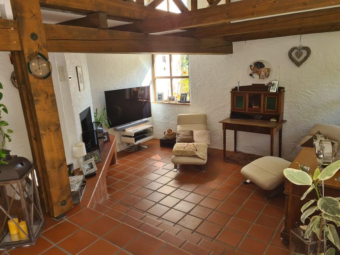 Prämierte Architektenvilla mit Pool & ELW in Pfarrkirchen: Nur ~200€ Energiekosten (Klasse A)! – Kamin/Fernsehraum mit Galerie