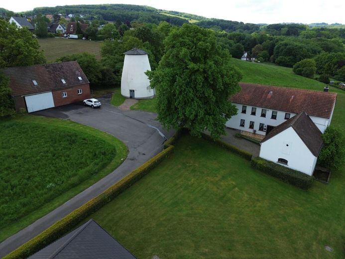 Charmantes Ein- bis Zweifamilienhaus mit Lagerflächen &amp; vielseitigem Entwicklungspotenzial – Titelbild