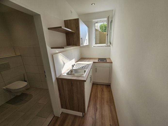 Charmante 1-Zimmer-Wohnung in zentraler Lage mit lichtdurchflutetem Wohnbereich – Einbauküche