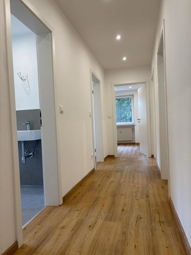 Frisch modernisierte 3-Zimmer-Wohnung mit Loggia – sofort bezugsfrei und Provisionsfrei – Flur
