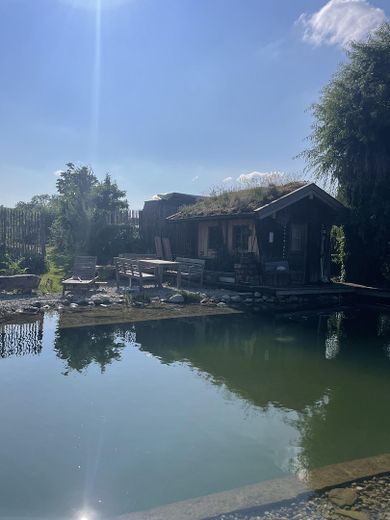 Teich mit Badehaus