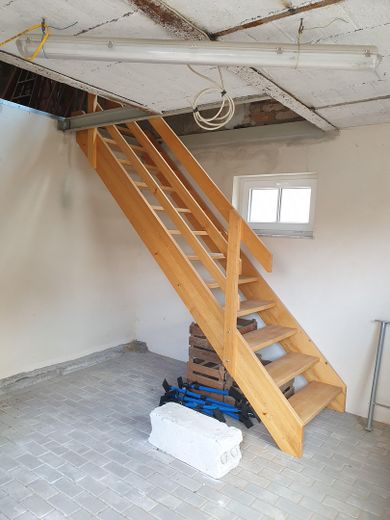 Detached house with development potential (no broker) – Treppenaufgang zum OG Garage