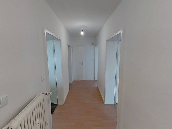 Schöne 2-Zimmer-Wohnung mit BALKON und modernem Wannenbad – Flur