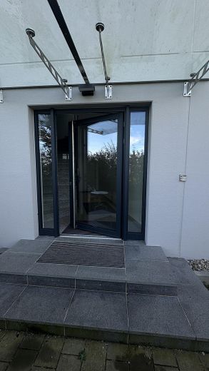 Möblierte Büroflächen – Eingangstür