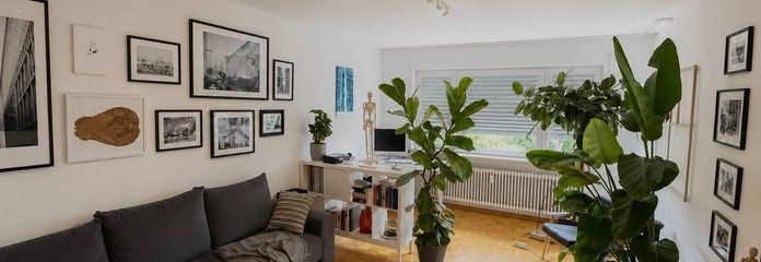 2,5 Zi-Wohnung Hochparterre mit Nord und Süd Balkon in ruhiger Lage, Tiefgarage, geringe Nebenkosten – Wohnzimmer