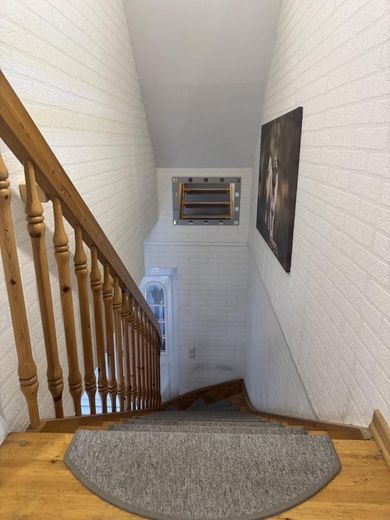 Modernisiertes Einfamilienhaus in ruhiger Sackgassenlage mit Kamin, PV-Anlage und großem Grundstück – Treppe