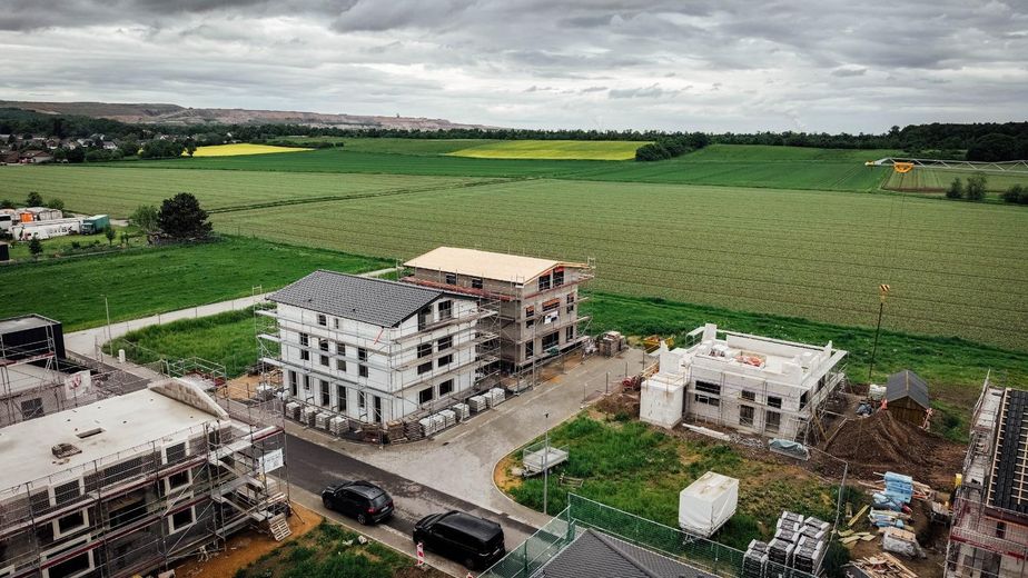 Exklusive Neubau-Doppelhaushälfte in Feldrandlage – modernes Wohnen in Niederzier – Luftaufnahme