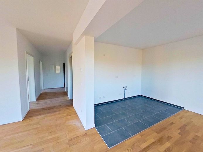 **PREMIÈRE OCCUPATION exclusive** Appartement moderne de 3 pièces au rez-de-chaussée avec BALCON dans un écrin de verdure – Ansicht IV: Wohn- und Esszimm…