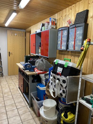 Vorratsraum mit Werkbank