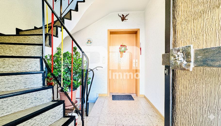 Kompakte Dreizimmer DG Wohnung in gepflegtem Dreifamilienhaus in gesuchter Lage – Haupteingang Treppenhaus