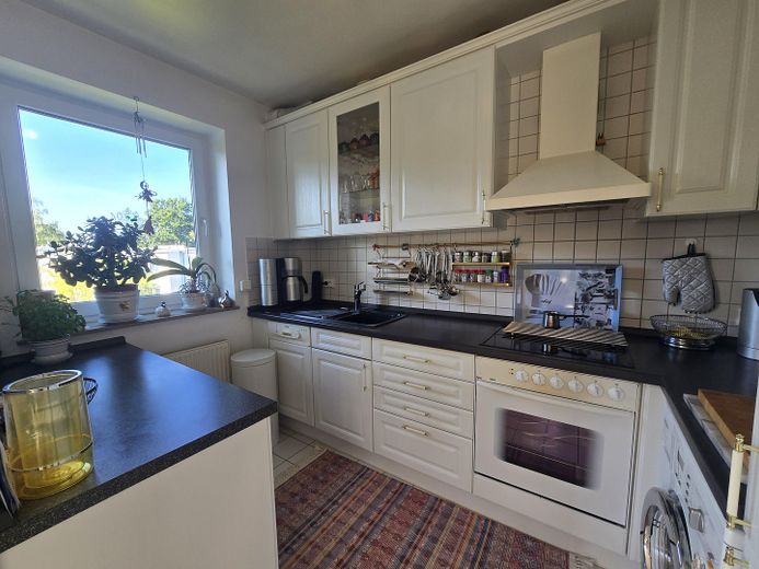 Appartement lumineux de 2 pièces à l’étage avec grand balcon et place de parking en sous-sol – Photo 4