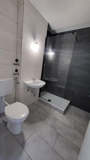 Zemin kat-yeni yenilenmiş-ayrı giriş-balkon-kapalı otopark-özel şahıstan – Bad