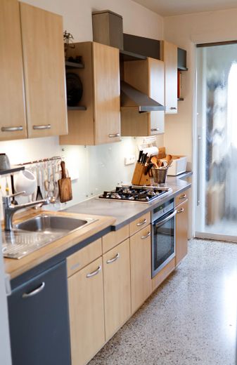 Küche mit Tür zum HWR