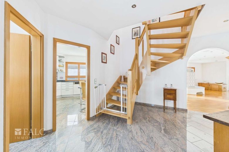 Großzügiges Einfamilienhaus mit Einliegerwohnung und Pool in ruhiger Lage – Treppe EG zu OG