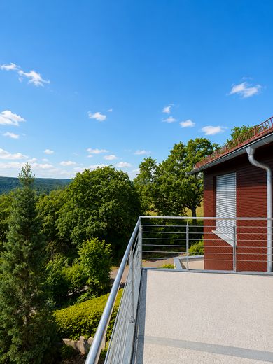 Casa unifamiliare indipendente in una posizione speciale ai margini dei campi, con ampie superfici terrazzate – Ausblick Balkon DG