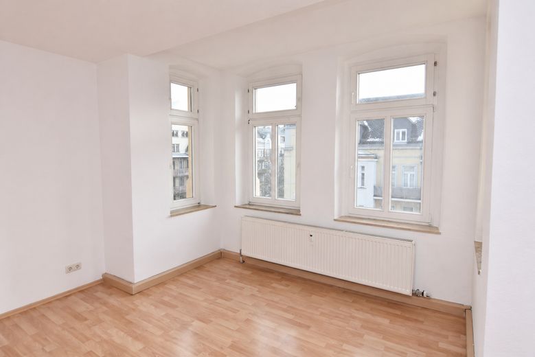 Gemütliche, helle 6-Raum-Wohnung mit Fernblick & modernem Bad auf dem schönen Kaßberg – Wohnzimmer Fenster