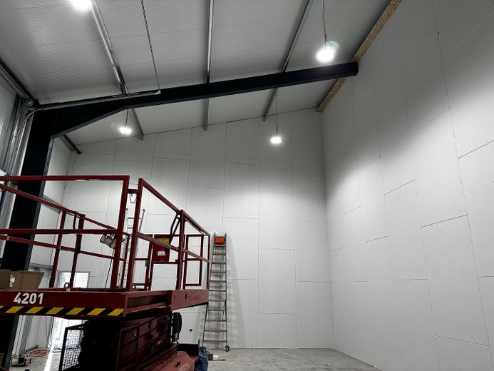 Moderne Warmhalle 1x114m2/NE5, 1x114m2+22m2 Büro/NE6 – Foto 9