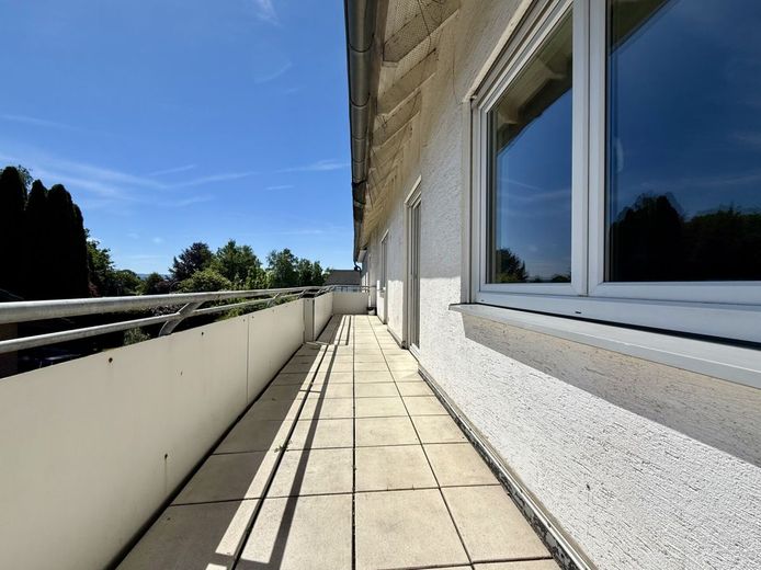 Fröndenberg-Ardey: Taghelle Eigentumswohnung mit praktischem Schnitt, zwei Balkonen und Stellplatz! – Großer Balkon