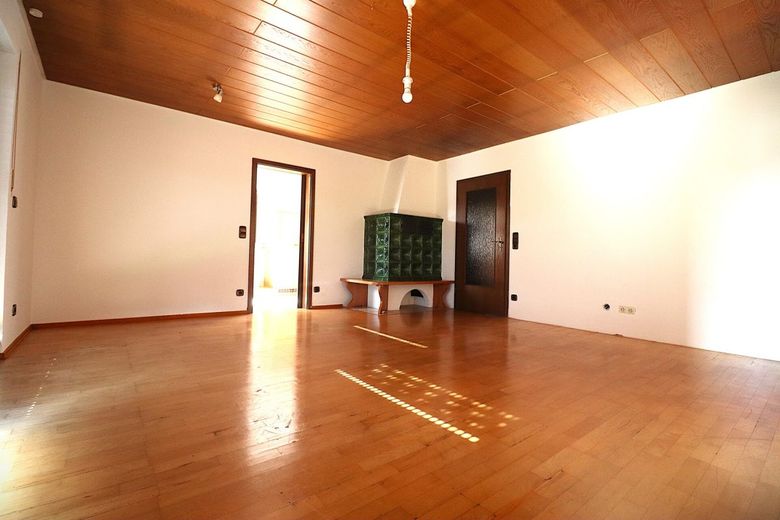 PROVISIONSFREI für Käufer! 5-Zimmer-Wohnung in Bestlage bei Coburg mit atemberaubendem Fernblick – Großzügiges Wohnzimmer mit Kachelofen - untere Wohnung