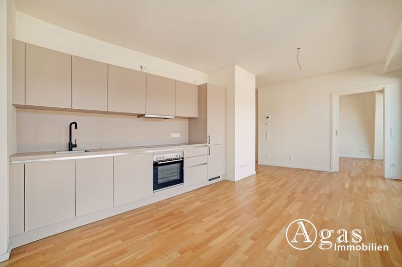 Sonnenbalkon! Offen geschnittene 3 Zimmer Wohnung mit ca. 61m², EBK und Weitblick in Berlin-Mitte! – Wohnzimmer mit EBK