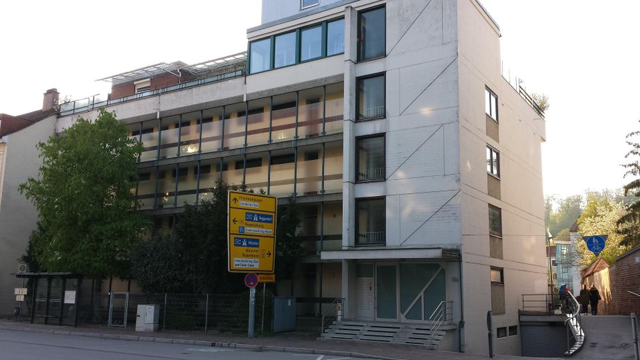 Außenansicht m. Bushaltestelle