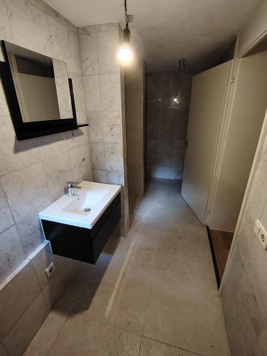 Recent gerenoveerde 2-kamer souterrainwoning direct naast de S-Bahn. Ideaal voor forenzen – Bad 2