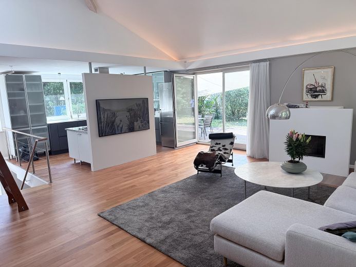 Exklusive möblierte Doppelhaushälfte mit 175 m², großem Privatgarten und Loftcharakter in Gräfelfing – Wohnzimmer mit Kamin