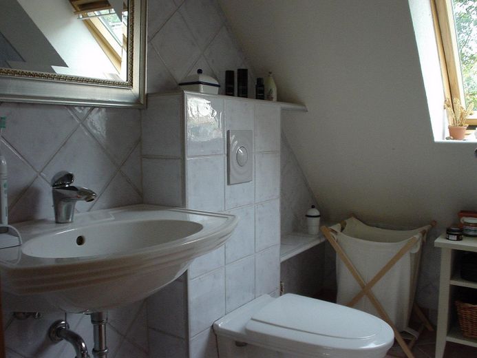 Provisionsfrei: Freistehendes Zweifamilienhaus im grünen Berlin-Heiligensee – DG Wohnung Bad