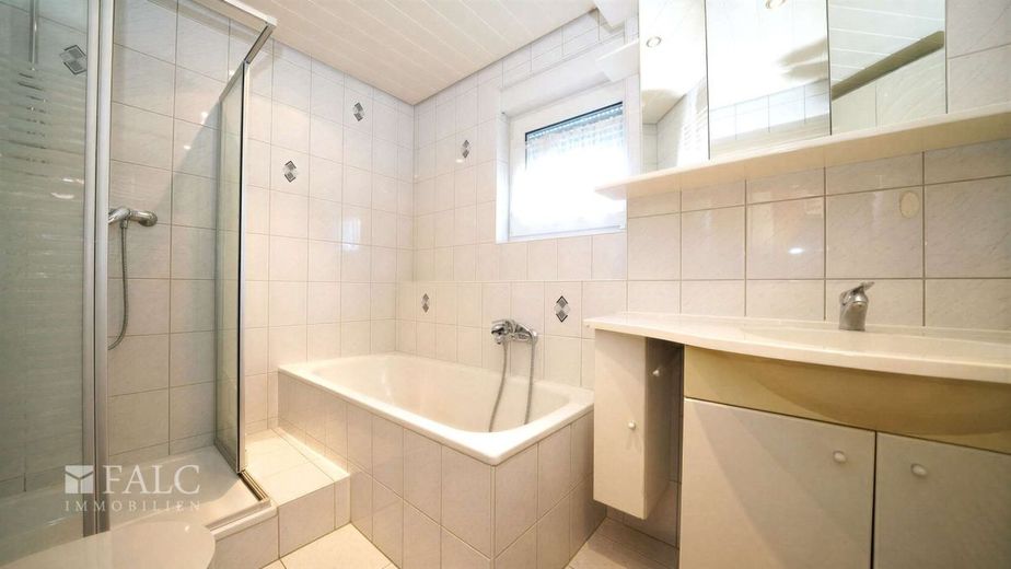 Alles was das Eigentum begehrt! Idyllisches Einfamilienhaus mit viel Potenzial - FALC Immobilien – Badezimmer EG